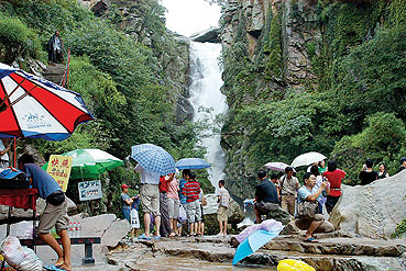 連云港漁灣風景區 飛瀑流泉引客來，自然勝境展新顏